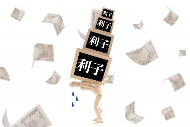 お金を手に頭を抱える。上山市で債務整理の無料相談ができます